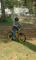 thumbs/Emmon7thBDayNewBike5.jpg.jpg