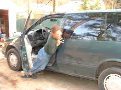 thumbs/KoluPushingTheVan1.JPG.jpg